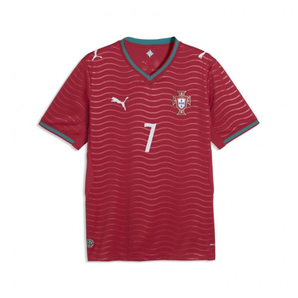 ◇ポルトガル代表のレプリカプレイヤー半袖ユニフォームが登場。クリスティアーノ・ロナウド選手の背番号とネーム入りで、ファン必携の一着です。◇情熱的なレッドと洗練されたデザインが、サッカー大国ポルトガルの誇りを象徴。選手着用モデルを忠実に再現し...