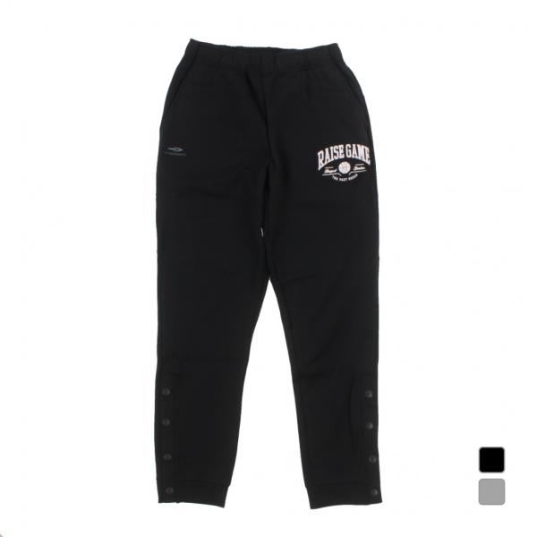 ◇トレーニングや移動着に最適なジュニアスウェットパンツ◇バスケットならではの裾スナップ釦仕様で、シューズを履いたままでも着脱が可能。※シューズの大きさによって不可能な場合もございます◇ストレッチ、UVカット◇ストレッチ:伸縮性に優れた素材を...