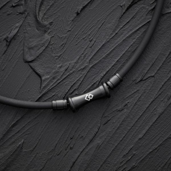 ◇Newカラー「マットブラック」が登場。ヘアライン加工によるマット感がより上品なブラック ◇密着性の高いイオンプレーティングによるカラーリングと、ヘアライン仕上によるマット感がより上品なブラックを演出します。ネックループ全体には55ミリテス...