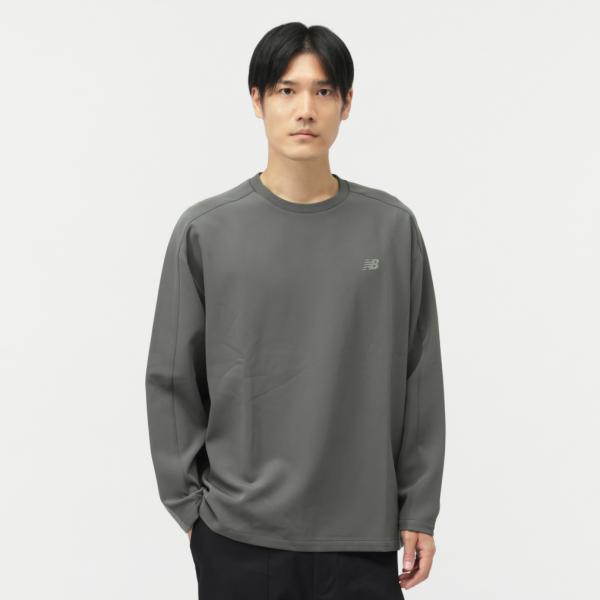 ◇光沢感のある2重折りのウーブン素材を使ったロングスリーブのTシャツです。 「Tシャツ以上スウェット未満」となるスウェットほど厚みのないライトな着心地が、ウーブンのスポーティな素材感と相まって一枚映えするアイテム。 肩のカッティングなどシル...