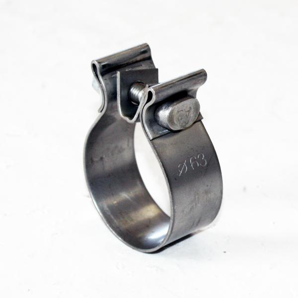 ステンレス製のマフラークランプ（マフラーバンド）です。差し込みタイプのマフラーを固定する際に使用します。輸入車の切断差込式マフラーやバイクのスリップオンマフラーにお使い下さい。品番：RSE63クランプ内径：63mm（外径が63mmのパイプ用...