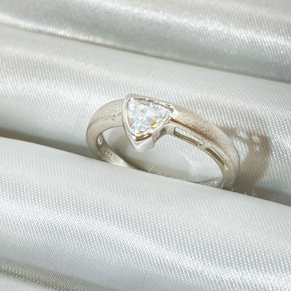 送料無料!! トリリアンカット SV925 CZダイヤ 12号 上品 デザイン