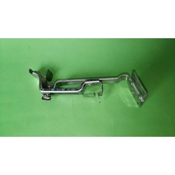 パナソニック(株)雨樋のＰＣ５０とＰＧＲ６０兼用の吊金具です。ステンレス製です。タカヤマ金属工業(株)の製品です。破風の勾配は４寸です。出寸法が３５〜７０と、通常より長いタイプです。