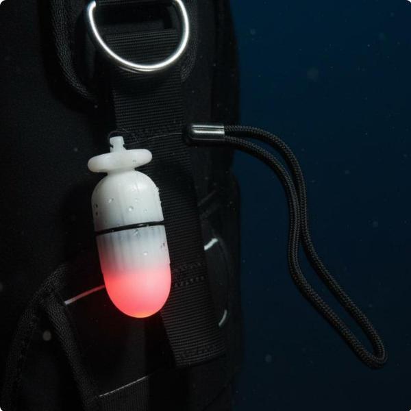 ダイビングシグナルライト LEDビーコン 高可視性 夜間対応 100m防水 機材に干渉少 29g軽量 省荷重 取り付け簡便 14cmランヤード 同行者識別 レジャー潜水に適用