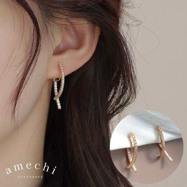 華麗な女性らしいデザインが特徴のピアスのような見た目のイヤリングです。動くたびにキラキラと揺れるジルコニアバーが、耳元に華やかさを演出してくれます。タイプ：イヤリングカラー：ゴールドサイズ：縦 約2.8cm × 横 約0.2cm重さ：約1....