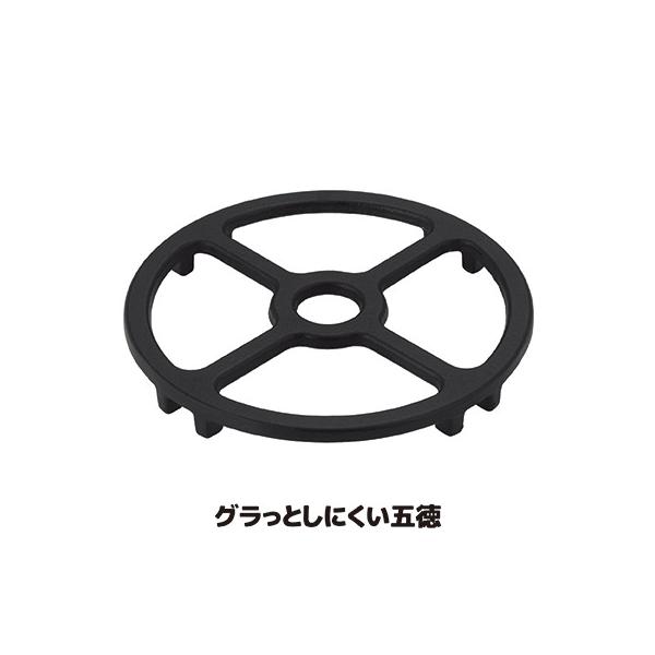 ■商品名グラっとしにくい五徳 SV-7107■サイズ約12.5×12.5×1.5cm■重量約192g■材質鉄（ホーロー加工）■生産国中国製（企画：日本）■JAN4989918507107◆小さなお鍋でも使えるようにするガスコンロ用補助五徳◆...