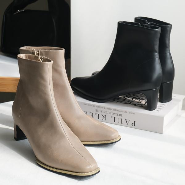 シャープなシルエットが人気のスクエアトゥブーツに5cmヒールが登場！プレートヒールでほっそりとした足元を叶えてくれます。シンプルなデザインにコバがコーデのアクセントになってクールな印象に。クッション性のある内張りで快適な履き心地。【キーワー...