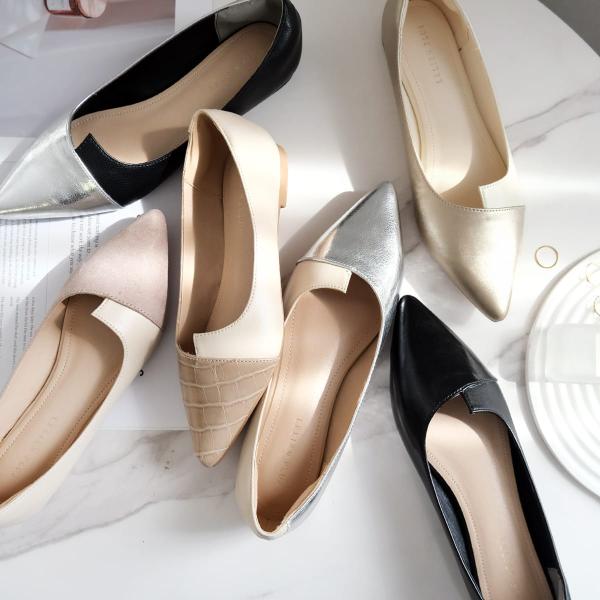 すらりとしたつま先と切り替えデザインが足元にアクセントヒールなしでも美脚に見えるポインテッドトゥパンプスふかふかのWクッションにフィット感を高めるかかとクッション付きレザーのような足馴染みの良い柔らかな内張でデイリー使いにもおすすめ    ...