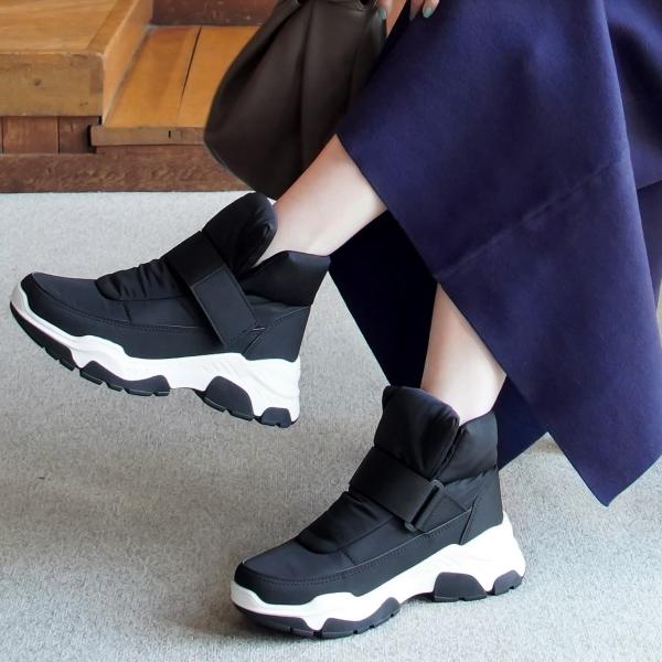 スタイリッシュなスニーカーソールで、モードに仕上げた防寒ブーツベルトはマジックテープ仕様で脱ぎ履き楽ちん。全面ファーとたっぷりの中綿が、凍える寒さから足を守ります。スポーティーなスタイルはもちろん、きれいめにも使える優秀な1足。【キーワード...
