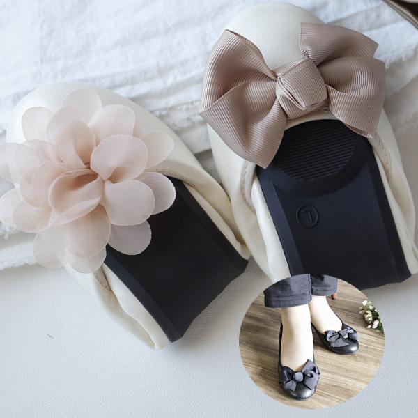 リボンやシュシュが可愛い折り畳みできる携帯スリッポン！ラウンドトゥデザインで履き心地抜群な携帯用シューズ！履き口はパイピングでかかと浮きしにくい設計です。 アウトソールはしっかりしたゴム底で滑りにくくなっています。普段持ち運び時は、付属のポ...