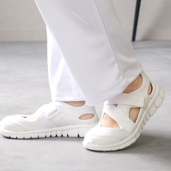 働く足をサポート!普段使いも出来るおしゃれなナースシューズベルトで調整できてピッタリフィットし走れる!軽くて履きやすくてシンプルなのでどの年代の方にもおすすめできるサンダルです。ベルトでホールド感を調整できるので幅広さんや甲高さんもにも履い...