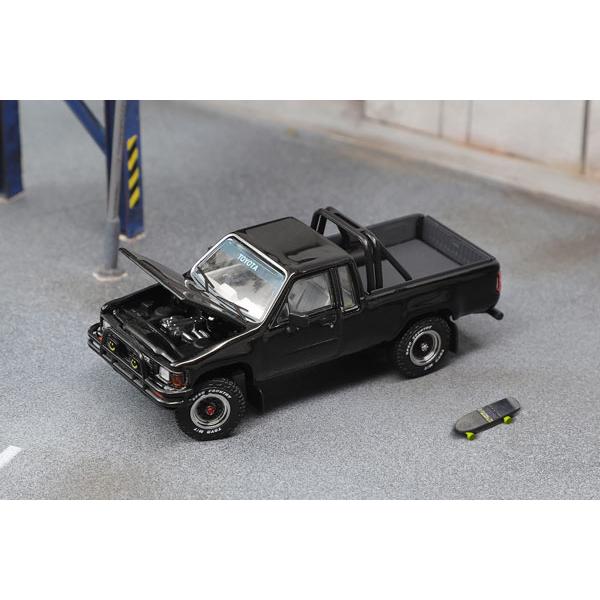 トヨタハイラックス　SR5 4X4 ウィズ スケートボードマディ・チェイスカー トヨタ・ハイラックス SR5 4X4 ウィズ スケートボード - メルカリ