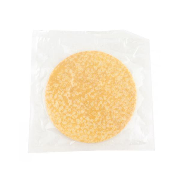 【冷凍】小麦粉、卵を使って薄くしっとり焼き上げたタイプ。貼ったり、巻いたり、包んだりして使える薄さが魅力。ほどよい甘味なのでデザートにも料理にも使えます。解凍時間の目安は冷蔵庫で約1時間です。直径約180mm(18cm)の丸型となります。※...