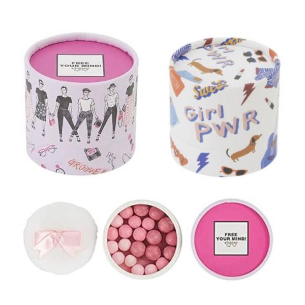 3色のパールをミックスしたボールタイプの可愛いチーク。世界の「かわいい」をコンセプトに3人のデザイナーとのコラボコスメ第2弾です。スタンプにしか表現できないアートが注目のナナさんとコラボレーション。