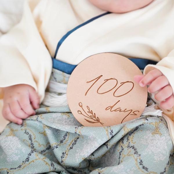 セット内容 ─────マンスリープレート〈 100days 〉素材 ──MDF 4mm (木材)サイズ───10cm×10cm※商品画像については、ご利用のモニター環境により、色合いが異なって見える場合がございます事ご了承ください。