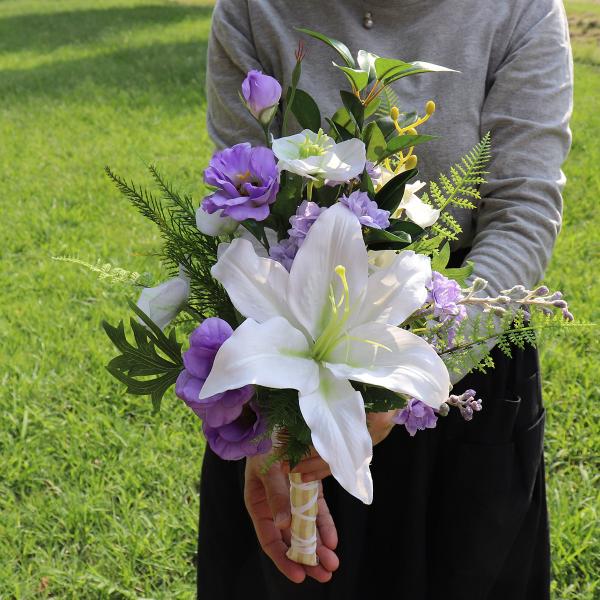 ■商品について白と紫の落ち着いた色合いの紫悠。命日や法事、お盆のお供え、お悔みの花として…アーティフィッシャルフラワー（造花）の仏花です。お手入れは時々かぶったほこりを優しく払ってあげるだけなので、とても簡単。プリザーブドフラワー同様、アー...