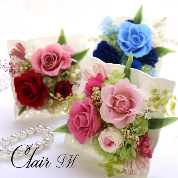 新築祝い・誕生日・結婚式の電報に！プリザーブドフラワーの額縁アレンジ。当店人気のクレールのMサイズが登場です。ピンク・ボルドー・ブルーの3色からお選びいただけます。エレガントの器にバラを3輪おしゃれにしつらえました。クリアケース入りで埃も安...