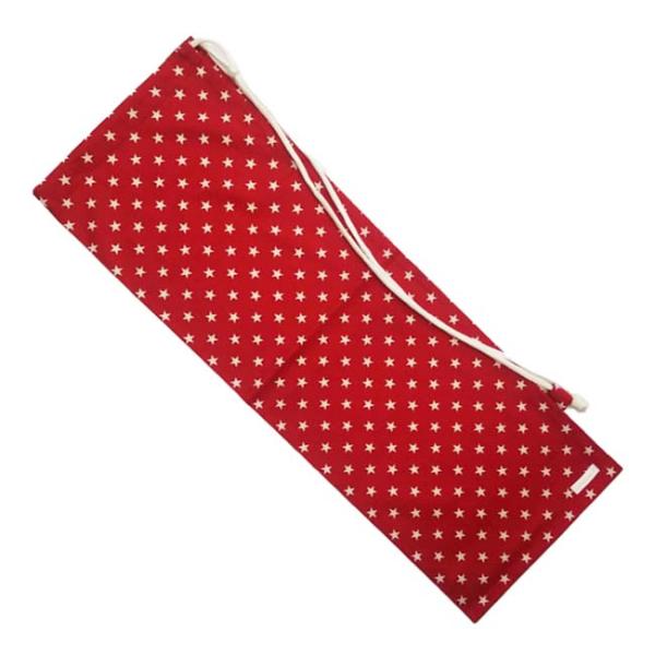 SPECカラー：星柄(スター柄) レッド×ホワイトサイズ：約25x75cm仕様：バドミントンラケット用ソフトケース。伸縮性のある紐で、斜めにかけても身体にフィットします。・前面左下にメーカーロゴのタグ(縫付け)・バドラケットが1~2本収納可...