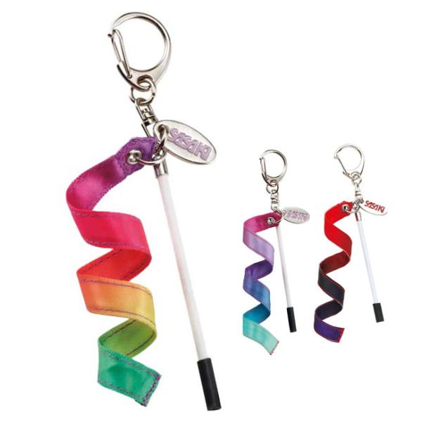 SPECカラー：レッド(R)、レインボー(RB)、バイオレット(VI)サイズ：本体(リボン部分)：長さ18cm／本体(スティック部分)：長さ7cm素材：本体(リボン部分)：ポリエステル／本体(スティック部分)：塩化ビニール／本体(グリップ部...