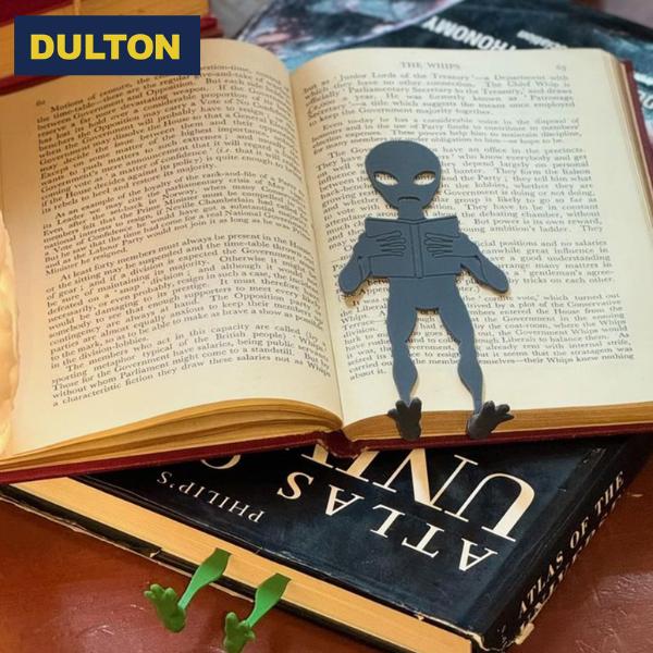 真剣な顔で本を読む姿がユニークなエイリアンのブックマーク。 彼らが読書に夢中になっている隙に、頭を逆さまにして本に挟んでください。 ぴょこんと飛び出た足はあなたが読んだページの印です。 本棚に並んでいる時も、無造作に机に置かれている時も、本...