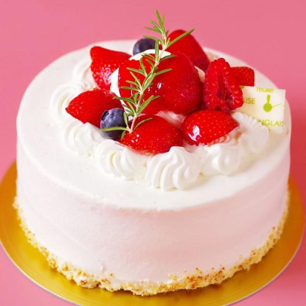 お誕生日ケーキの王道、いちごのバースデーケーキ。しっとりスポンジで甘さ控えめの生クリームとそれぞれにフルーツ、いちごをサンドしトープもたっぷりフルーツでデコレーション♪ パティシエがひとつ一つ手作りで丁寧に仕上げるE-CAKE定番の人気商品...