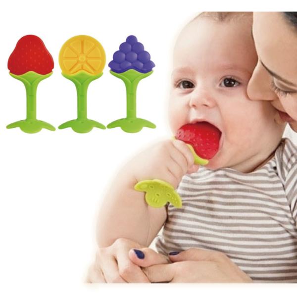 ●ほどよい柔らかさの歯固めです。●小さい手にもフィットして持ちやすい形状●噛む位置で噛み心地が変わります。楽しくカミカミ●安心のシリコン素材ついつい写真を撮りたくなっちゃうかわいいカタチ。かわいいフルーツデザインのおしゃぶり（歯固め）です。...