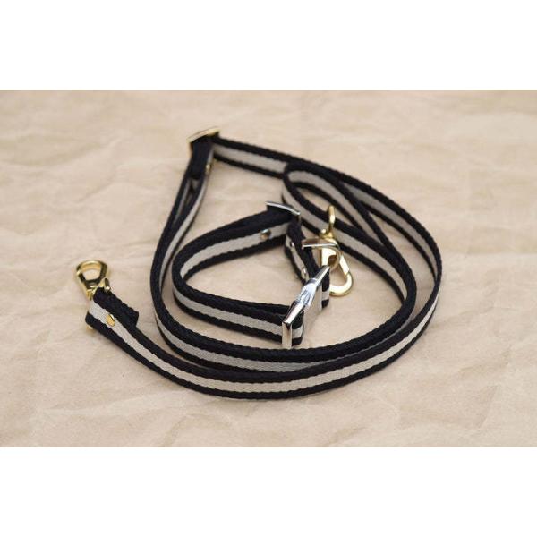 ほどよい厚みで強度がありながら、使い心地の良いしなやかさも兼ね揃えています。付属類はゴールドやシルバーで統一し、上品な仕上がりとなっています。3WAYでご使用頂けるストライプストラップは、ドッグリード、バッグのショルダーストラップ、スマート...