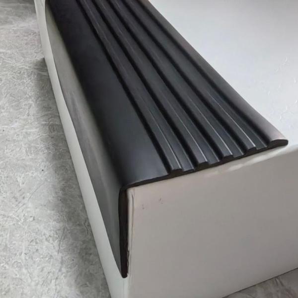 L字型 階段マット 滑り止めテープ PVC エッジ 階段段鼻 波型 10m長 ストリップ 防滑 事故防止 耐水 取り付け簡単 静音 廊下