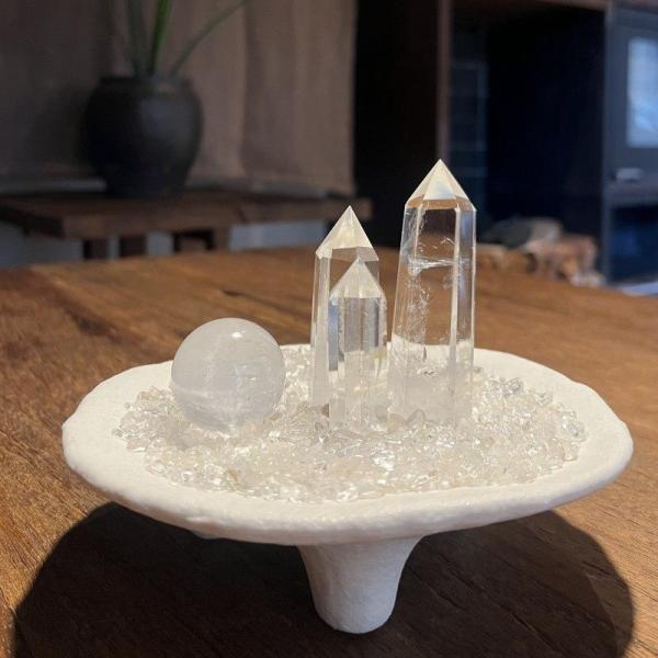 風水　縁起物　水晶　クリアクォーツ　台付　置物　2点まとめて　C　8196 水晶 さざれ石 クリアクォーツ 浄化用 天然石 さざれ 水晶六角柱