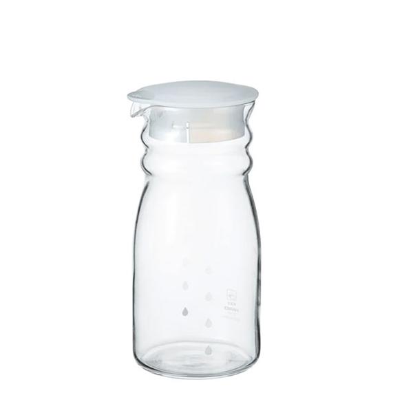 持ちやすい形状で、冷蔵庫のドアポケットに収まるサイズです。口が広いので洗いやすく、いつまでも清潔に使えます。耐熱ガラス製なので、色やにおいも移りにくく、熱湯洗浄・食器洗い乾燥機の使用もOKです。サイズ：幅92mm×奥行88mm×高195mm...