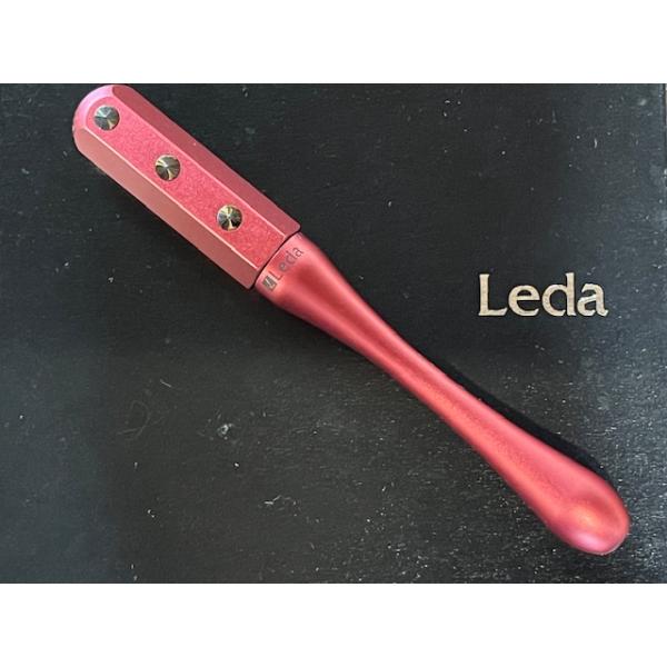 レダ　ピュアゲルマローラー SILK TOUCH羽が軽く肌を叩くようなタッピングマッサージを行います。特にこめかみから頬にかけてのマッサージが最高♪マッサージを行う場合は、力を入れ過ぎてこすり付けないようにご注意下さい。下から上へのタッピン...