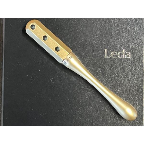 レダ　ピュアゲルマローラー SILK TOUCH羽が軽く肌を叩くようなタッピングマッサージを行います。特にこめかみから頬にかけてのマッサージが最高♪マッサージを行う場合は、力を入れ過ぎてこすり付けないようにご注意下さい。下から上へのタッピン...