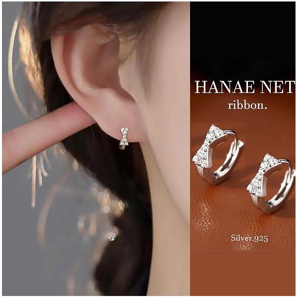【サイズ】　約　外径10mm×内径８ｍｍ【カラー】　SILVER【素　材】シルバー925耳元に小さいリボンモチーフの素敵な小粒フープピアスです。洗練されたエレガントでシンプルなデザインです。普段使いからパーティー等華やかなお席にも最適です。...