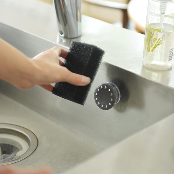 スポンジ収納の衛生面の悩みを解決してくれる、浮かせるスポンジホルダー。吸盤式のスポンジホルダーに、片手でポンッと置くだけ。スポンジが斜めになるので、水切れも◎。