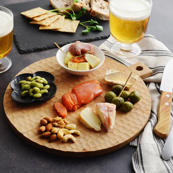 盛り付けるだけで食卓がバルに早変わりする「燻製バルパル」。明太子や枝豆、チーズやオリーブの燻製など、人気の燻製7種を詰め合わせセットです。