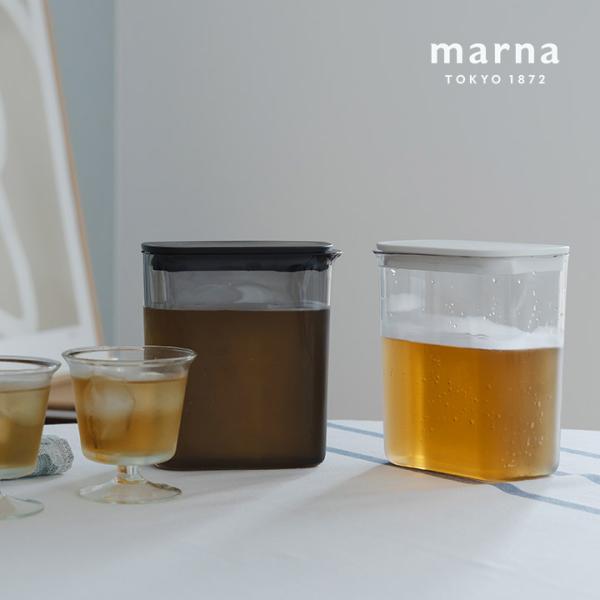 背が低い、コンパクトで持ちやすいシルエットのピッチャー。大人は楽々片手で持ち上げられて、小学生くらいのお子さまも自分で注げるかたち。収納性も高く、冷蔵庫の棚にも収納OK。