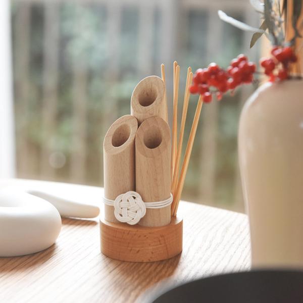 玄関やリビングに、あたたかなお正月を演出する「アイルサイン」の小さな門松飾り。無垢材でぬくもり感のある門松飾りは、経年変化も毎年の楽しみに、永く愛用していただけます。