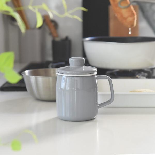 手軽に使えるコンパクトサイズの琺瑯製オイルポット。ステンレスフィルター付きなので、油をポットに移し替えると同時にろ過もOK。お手入れも食洗器OKで手軽に使えます。