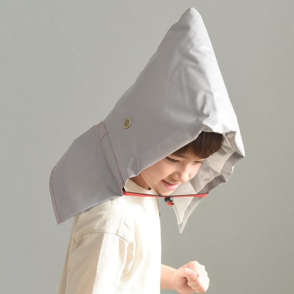 地震や火災の危険から頭部を保護する、防災頭巾。こちらは難燃性の中綿を使用したクッション材が衝撃を吸収。また、左右に耳穴つきで周りの音が聞こえやすいのもポイントです。