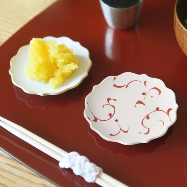 桔梗の花のシルエットで、まるで食卓に小さな花が咲いたような、さりげなく目を引く豆皿。小皿として普段使いにはもちろん、お正月のおせち料理を盛り付けても◎