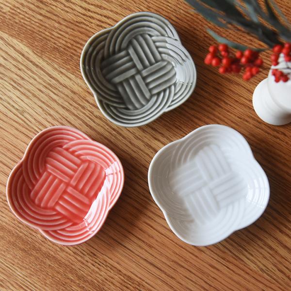 縁起物の組み紐モチーフが、ハレの日の食卓にもぴったりな豆皿。お正月や節句、お食い初めや記念日などのお祝いから、小皿や醤油皿、取り皿としての普段使いにも重宝します。