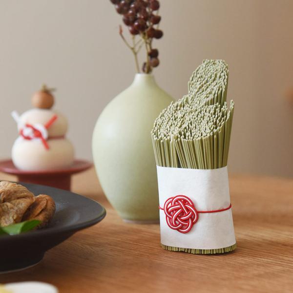 い草を使った手のひらサイズの門松。人との関係を結ぶという意味をもつ縁起の良いい草は、爽やかな香りも楽しめます。