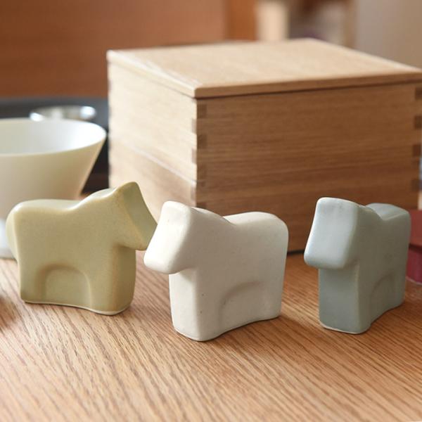 2026年の干支である馬をモチーフにした、「かもしか道具店」のぽってり陶器のオブジェ。温かみのある陶器で仕上げた置物は、お正月だけでなく一年を通して飾っていただけます。