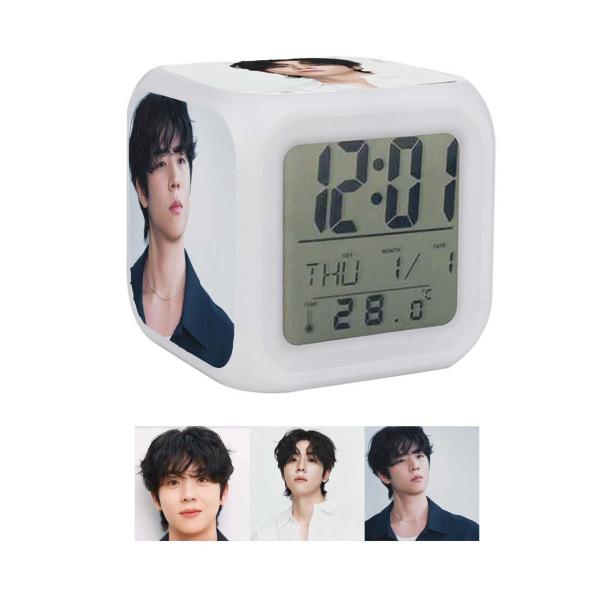 ■置き時計・３面に写真入り（写真の位置はランダムです。）・LEDが４色に点灯します。・単4電池3本使用、時間をセットしてお送りします。・日本語説明書付き■サイズ：80×80×80mm■素材：ABS樹脂■韓国製（本体中国製）