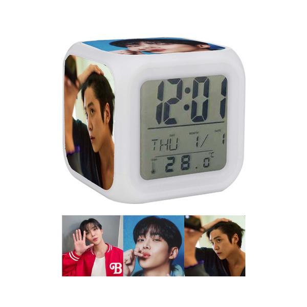 ■置き時計・３面に写真入り（写真の位置はランダムです。）・LEDが４色に点灯します。・単4電池3本使用、時間をセットしてお送りします。・日本語説明書付き■サイズ：80×80×80mm■素材：ABS樹脂■韓国製（本体中国製）