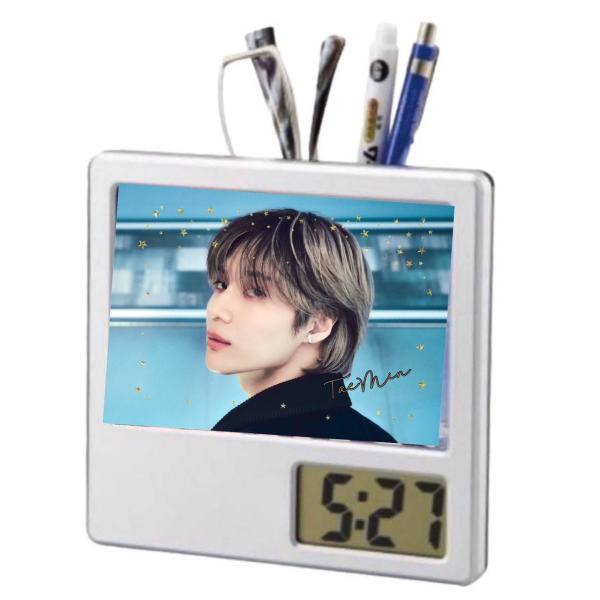 ■写真入りペン立て付き置き時計・単4電池1個使用（別売り）・使用方法は取扱説明書に記載してあります。サイズ：W145×D20×H140mm素材：ABS樹脂、ガラス中国製