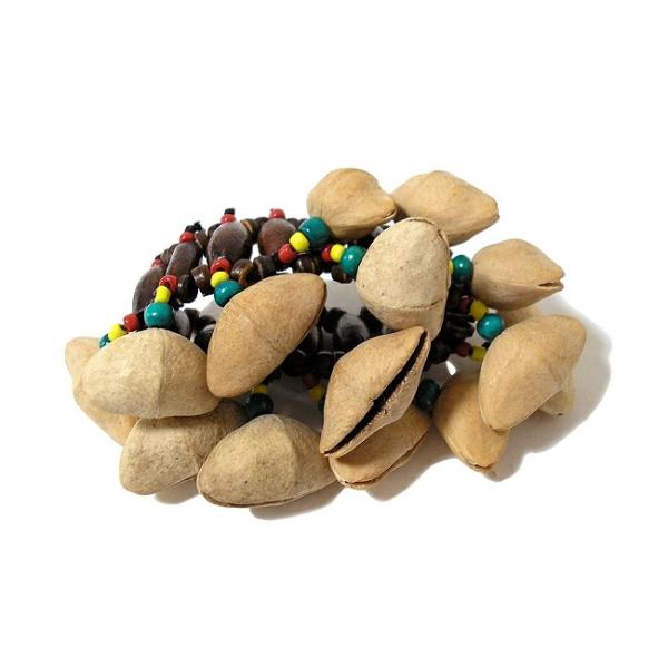 きのみの殻がついたブレスレット。振ると殻同士がぶつかりカラカラと心地の良い音を響かせます。手作りの民芸品のため、音にばらつきがありますが、バンブーの風鈴にも似た音色には温かみがあります。楽器としてもインテリアとしても、アジアンな雰囲気作りに...