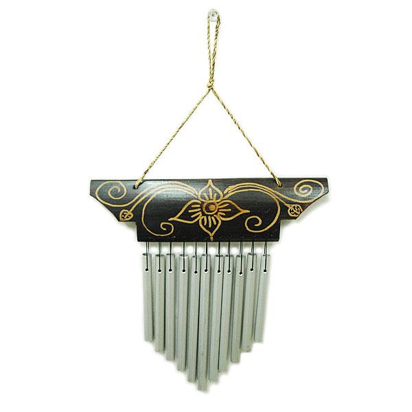 風に揺られてシャリ〜ン♪シャララ〜ン♪とやさしい音色を奏でる竹とスチールパイプ製のウィンドチャイム。ナチュラルなバンブーに手描きでハイビスカスの模様が入れられています。風鈴は夏のイメージがあるかも知れませんが、日本のガラスの風鈴では味わえな...