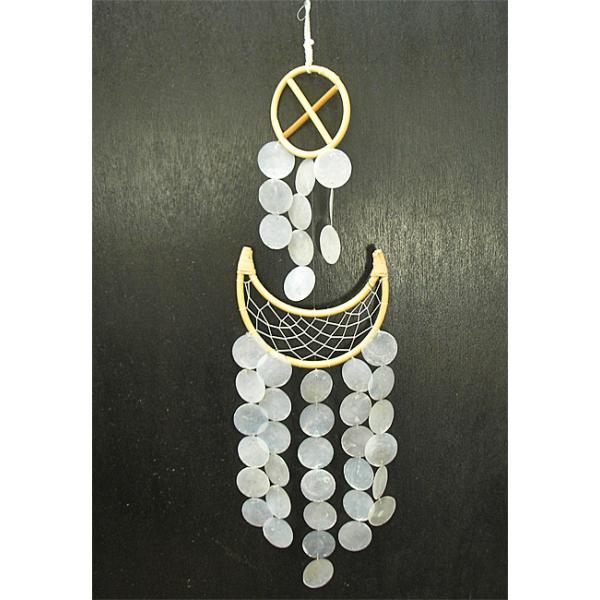 バンブーで丸型と三日月型を作りドリームキャッチャー風に仕上げたカピス貝の吊り下げインテリアです。シェル1枚1枚に小さな穴をあけ、透明テグスで繋げられています。シェルは半透明なので、お部屋に飾って光を当てればシャンデリアのようにも見えます☆■...