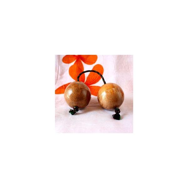 ＜コメント＞中指と薬指の間にはさむように持ってクルクル回しながら「シャーッ、カチッ！シャーッ、カチッ！」と演奏する楽器です。玉と玉がぶつかり合う音と、中のビーズがシャカシャカ鳴る音で軽快なリズムを奏でられます。パチカを両手に付けて軽快なリズ...